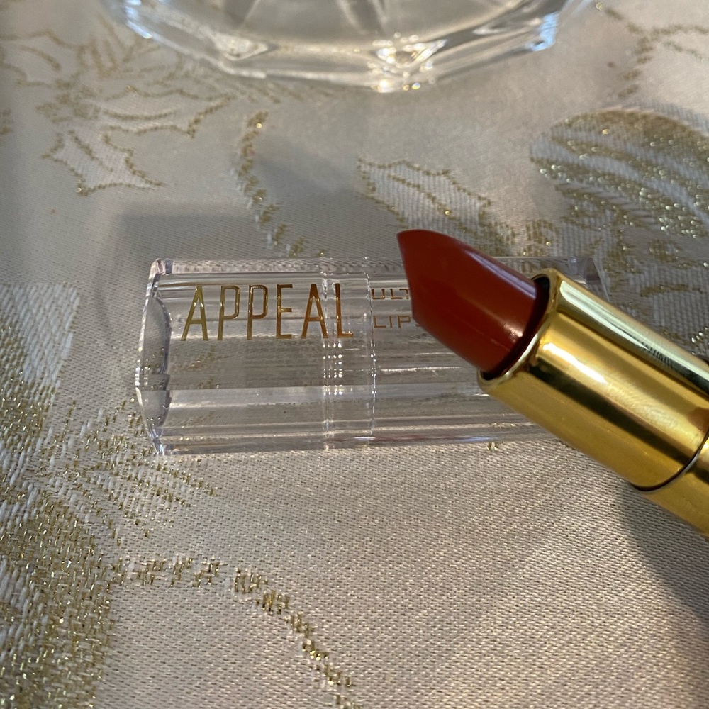Appeal Ultra Crème Lipstick in Chic